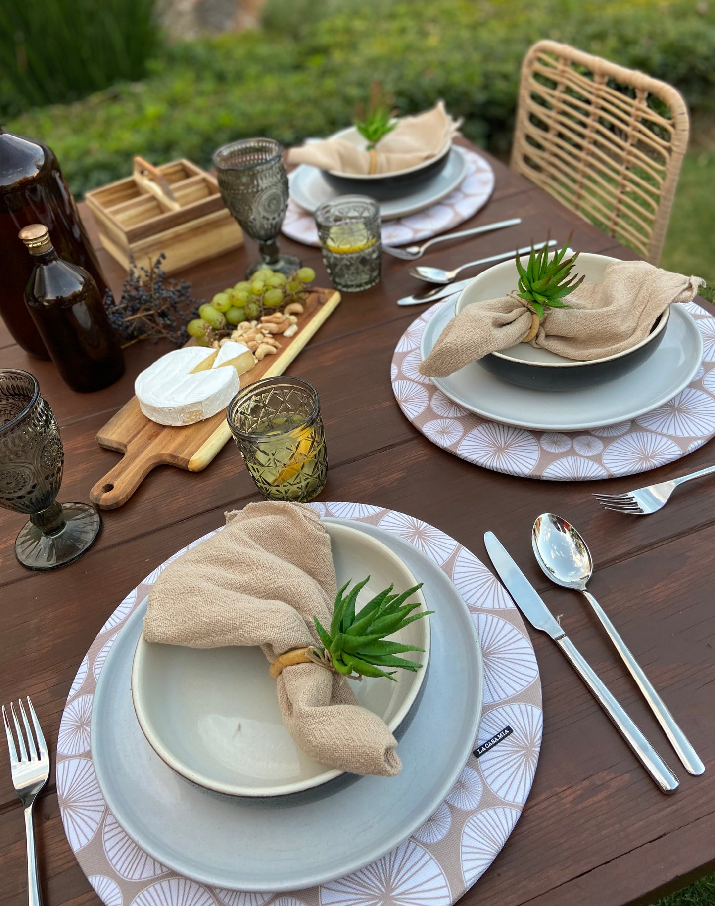 Funda para plato base “conchas con fondo café”